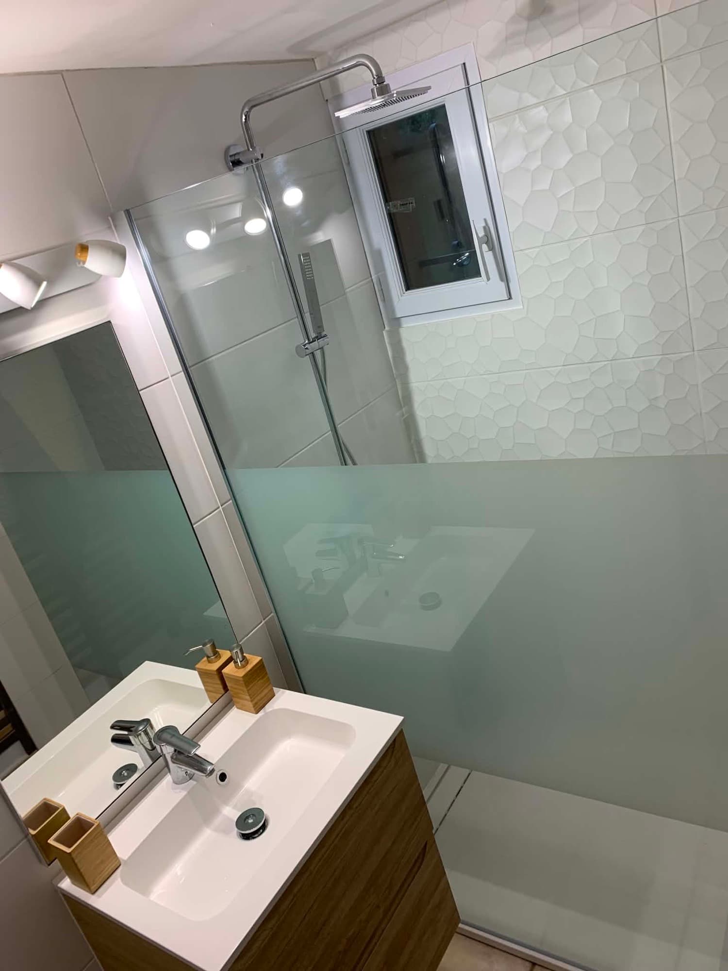 Salle de bain de la Villa Dypsis avec douche à l'italienne