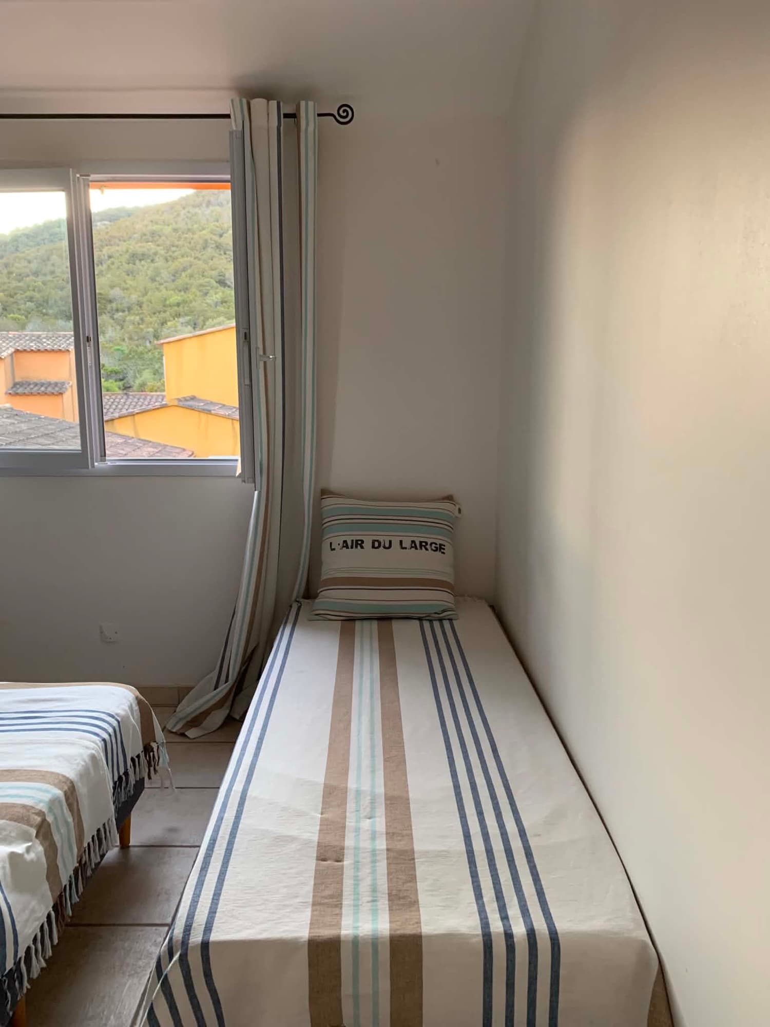Détail de la chambre secondaire de la Villa Dypsis, linge de lit rayé