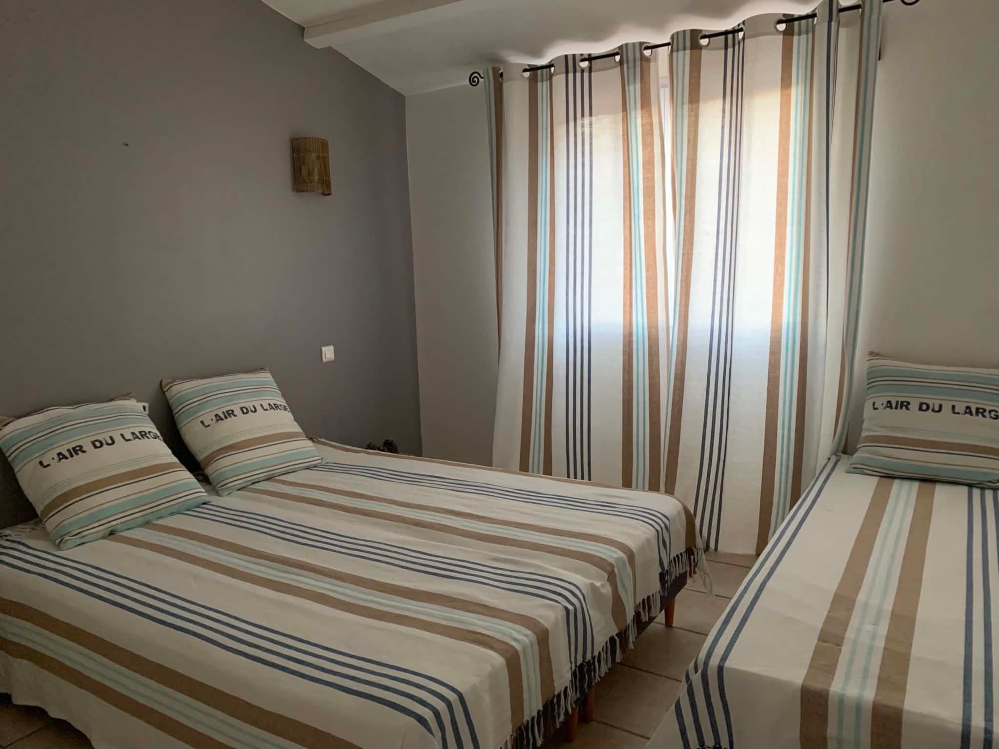 Chambre secondaire de la Villa Dypsis avec deux lits