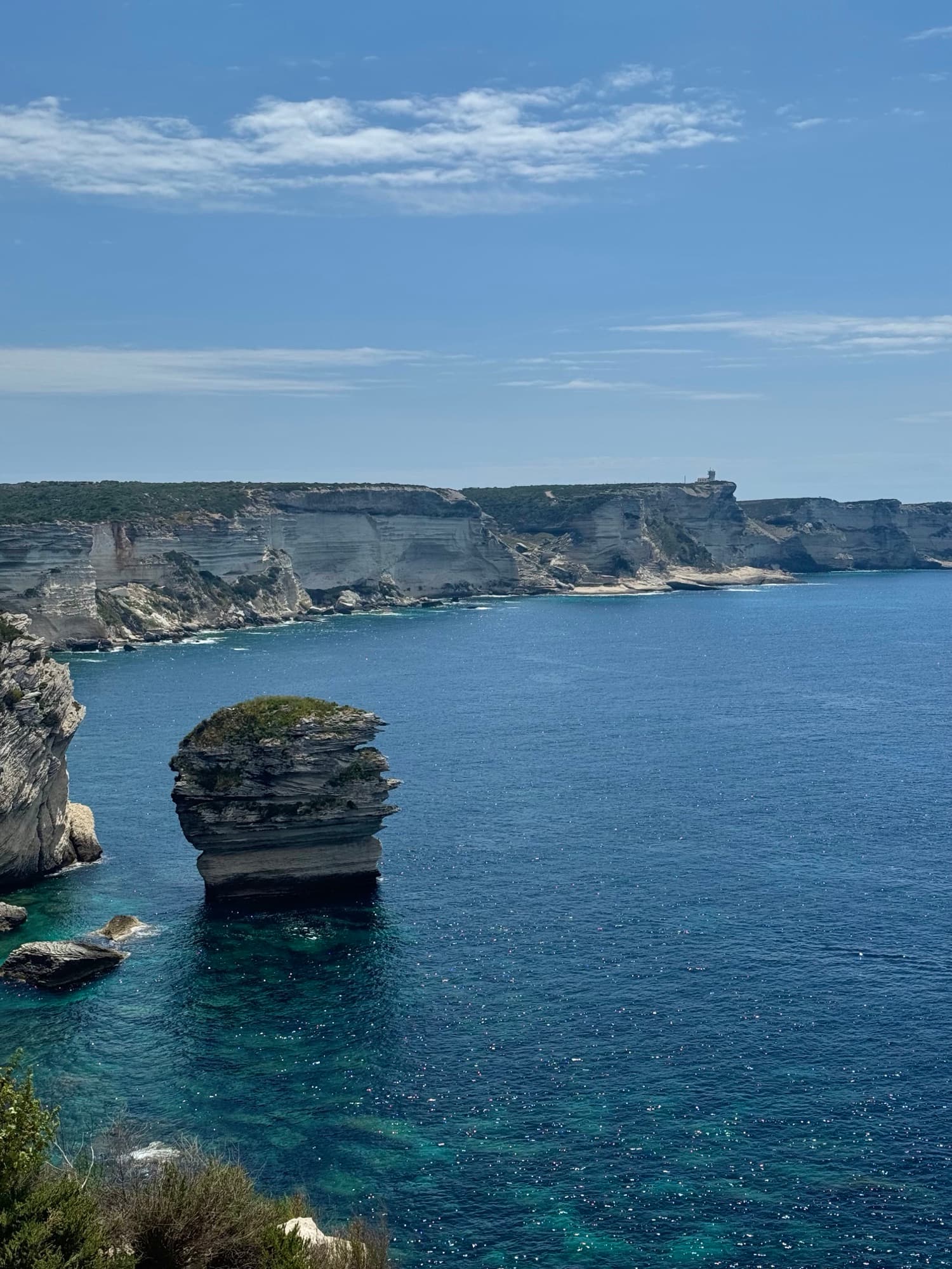 Falaises calcaires de Bonifacio surplombant la mer