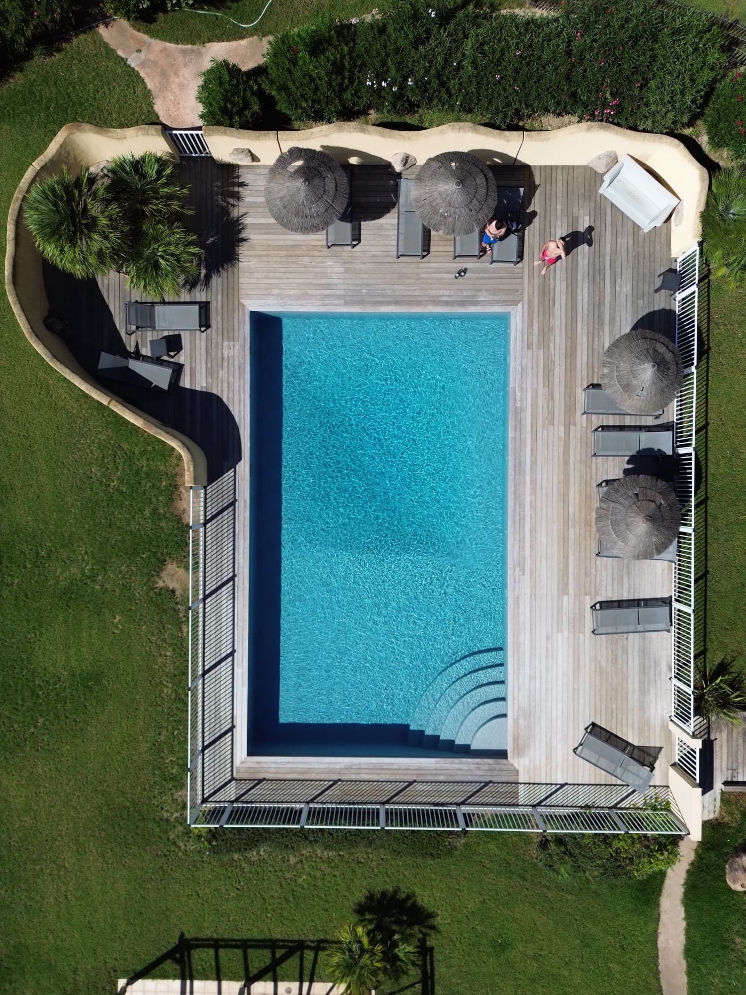 Vue aérienne de la piscine de la résidence Les Palmiers de Palombaggia, à Porto-Vecchio